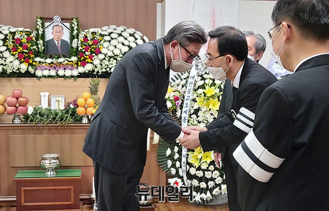 ▲ 박형준 전 미래통합당 공동선대위원장이 11일 오후 대구 중구 경북대학교 장례식장에 마련된 주호영 미래통합당 신임 원내대표 부친 주구원 씨의 빈소를 찾아 조문하고 있다.ⓒ(대구=이도영 기자)