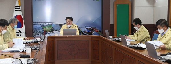 ▲ 한범덕 청주시장이 11일 시청 소회의실에서 열린 주간업무보고회에서 직원들의 노고를 위로하고, “코로나19 방역에 철저를 기해 달라”고 주문했다.ⓒ청주시