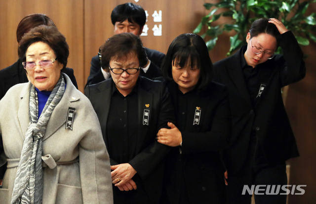 ▲ 지난 2019년 1월 위안부 피해자 고 김복동 할머니의 입관식을 마친 당시 정의기억연대 윤미향 대표(왼쪽에서 세번째)와 이용수 할머니(왼쪽 처음)가 서울 서대문구 세브란스병원 장례식장 입관실을 나서는 모습. ⓒ뉴시스