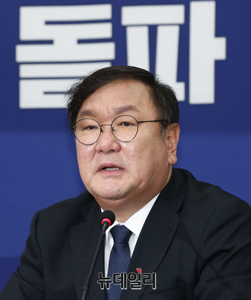 ▲ 김태년(사진) 더불어민주당 신임 원내대표가 11일 한 언론 인터뷰에서 미래한국당의 교섭단체 구성은 꼼수라고 지적했다. ⓒ이종현 기자