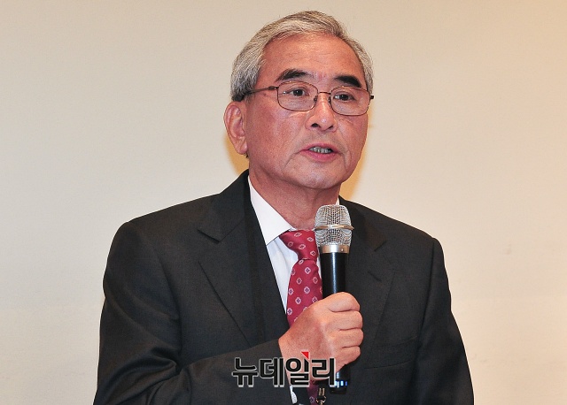 ▲ 이영훈 이승만학당 교장이 11일 오전 서울 중구 달개비에서 열린 '반일 종족주의와의 투쟁' 발간 기자회견에서 발언하고 있다. ⓒ권창회 기자