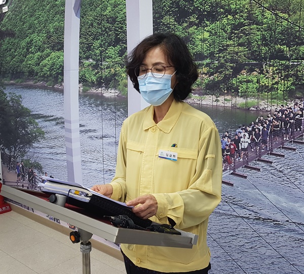 ▲ 김금희 괴산군 보건소장이 11일 괴산 육군군사학교 코로나19 확진 병사와 관련 설명을 하고 있다.ⓒ괴산군