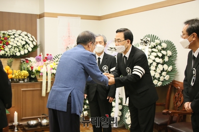 ▲ 무소속 홍준표 대구 수성을 당선자(왼쪽)가 11일 오후 주호영 미래통합당 원내대표 부친상 빈소를 찾아 조문하고 있다.ⓒ뉴데일리