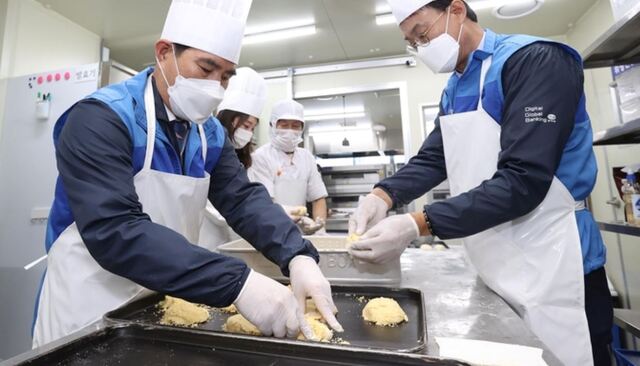 ▲ DGB대구은행(은행장 김태오) 임직원으로 구성된 동행봉사단은 코로나19 의료진을 위한 사랑의 빵나눔 행사를 실시했다.ⓒDGB대구은행