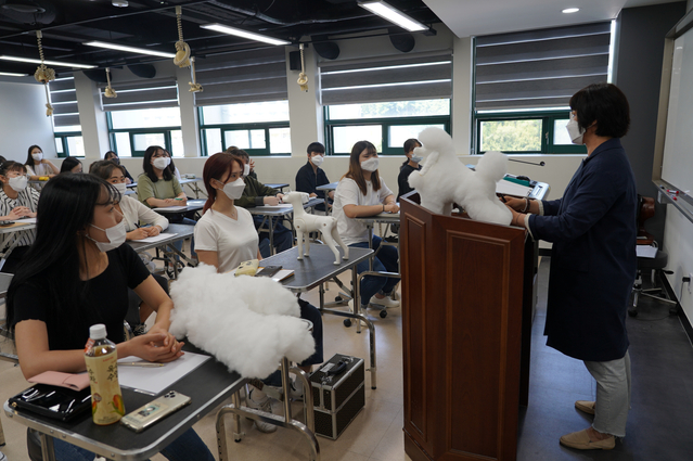 ▲ 애완동물관리과 1학년 학생들이 신비관 실습실에서 ‘애견 미용 실습’ 수업을 받고 있다.ⓒ수성대