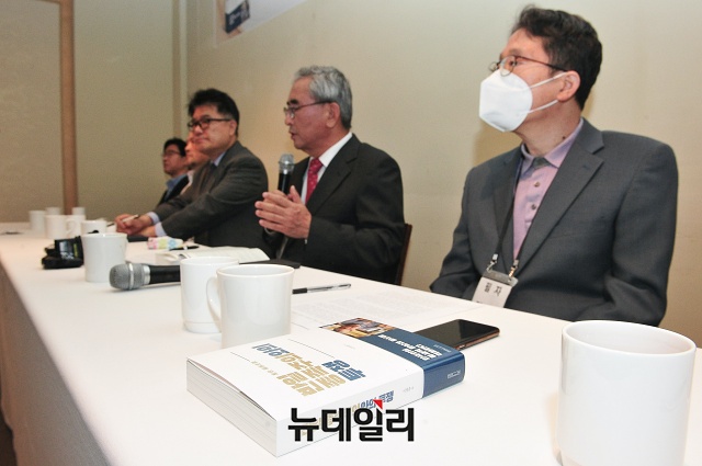 ▲ 이영훈(우측에서 두 번째) 이승만학당 교장이 11일 오전 서울 중구 달개비에서 열린 '반일 종족주의와의 투쟁' 발간 기자회견에서 발언하고 있다. ⓒ권창회 기자