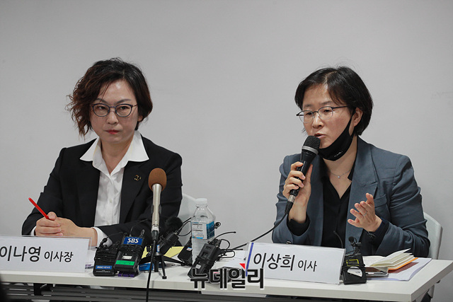 ▲ 이나영 정의기억연대 이사장, 한경희 사무총장, 정의기억연대(정의연)가 지난 11일 오전 서울 마포구 인권재단사람에서 위안부 피해자 관련 기부금수입과 사업별지출내역 등을 밝히는 기자회견을 갖고 있다. ⓒ박성원 기자