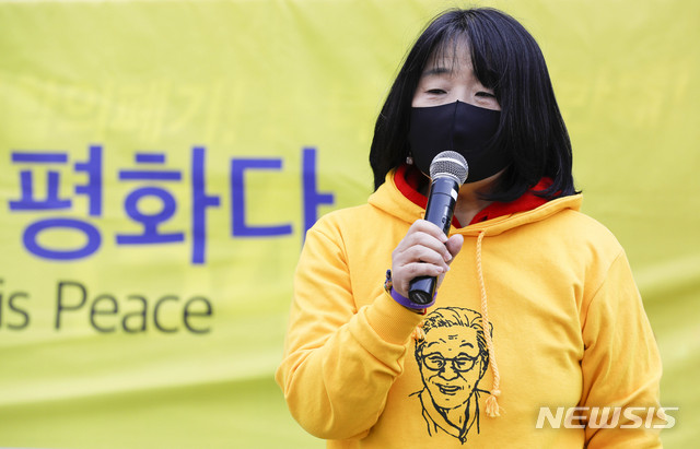 ▲ 지난 3월 서울 종로구 옛 일본대사관 앞에서 열린 정기수요시위에 참석한 윤미향 더불어시민당 비례대표 당선인의 모습이다. ⓒ뉴시스