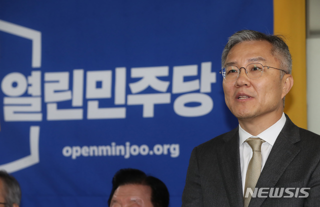 ▲ 최강욱 열린민주당 신임 대표가 12일 서울 여의도 당사에서 당대표 인사를 하고 있다. ⓒ뉴시스