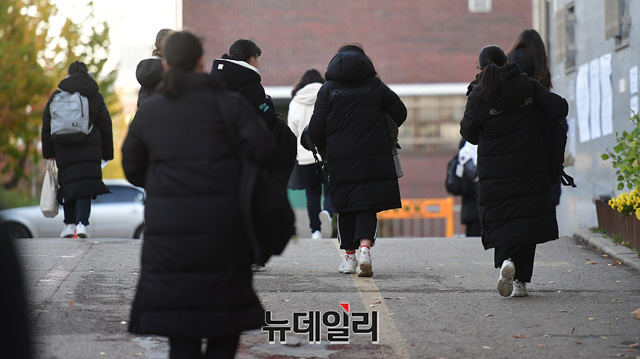 ▲ 교육부가 고3 등교개학을 불과 이틀 앞두고 개학 일정을 조정하면서 등교 막바지 준비를 하던 교육 현장은 혼란에 휩싸였다. ⓒ정상윤 기자