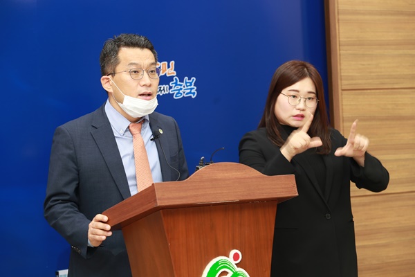 ▲ 한순기 충북도 기획관리실장이 12일 ‘지역교육 경쟁력 강화 지원 사업’ 무산과 관련 유감을 표하고 있다.ⓒ충북도