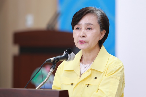 ▲ 전정애 충북도 보건복지국장이 5월 11일 코로나19 확진자 발생 관련 브리핑을 하고 있다.ⓒ충북도