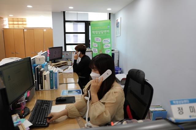 ▲ 금오공대 학생상담 콜센터에서 상담을 하고 있는 장면.ⓒ금오공과대학교