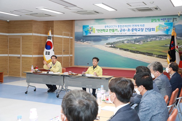 ▲ 전찬걸 군수는 교육장 및 관내 초·중학교 교장들과 안전학교를 만들기 위한 간담회를 가졌다.ⓒ울진군