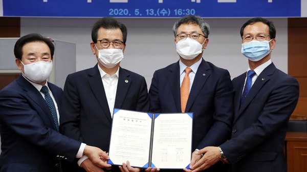 ▲ 충북도와 진천‧음성군이 13일 도청 소회의실에서 이시종 충북도지사와 송기섭 진천군수, 조병옥 음성군수, 윤갑석 KCL 원장, 송재빈 충북테크노파크원장 등 관계자 15여명이 참석한 가운데 KCL과 500억 원 규모의 투자협약을 체결했다.ⓒ충북도