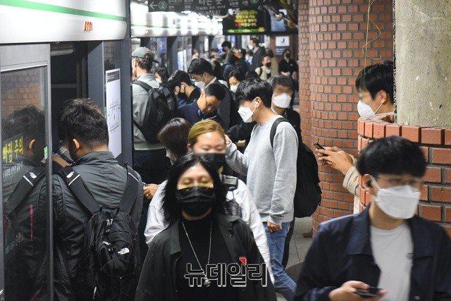▲ 시민들이 마스크를 착용한 채 지하철을 이용하고 있다. ⓒ권창회 기자