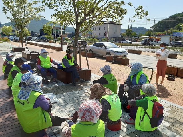 ▲ 고령군 대가야읍은 지난 11일부터 노인일자리사업(160명)을 재개했다.ⓒ고령군