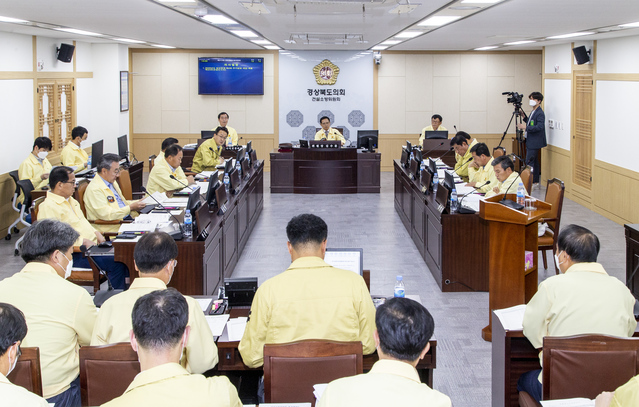 ▲ 경북도의회 건설소방위원회(위원장 김수문)는 지난 12일 건설소방위 회의를 열고 건설도시국 소관 2020년도 제2회 추가경정 예산안을 심사했다.ⓒ경북도의회
