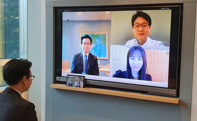 ▲ 하나은행 PB 및 세무, 부동산, 법률 등 전문가가 내점이 불편한 손님과 스마트폰을 연결한 화상상담 서비스를 통해 상담하고 있다.ⓒ하나은행