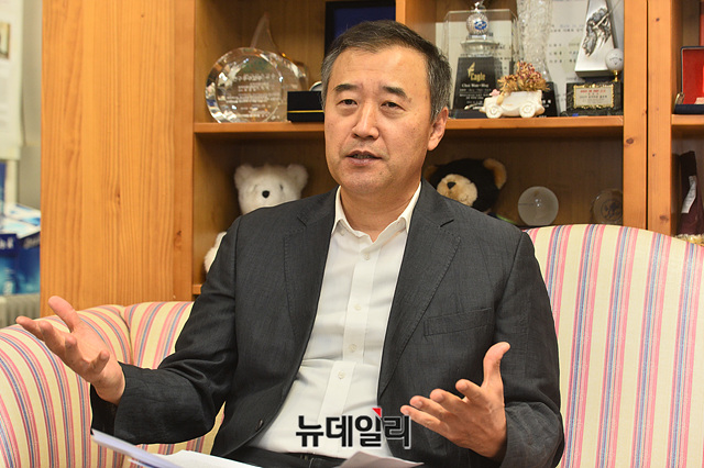 ▲ '사회정의를 바라는 전국 교수모임' 공동대표인 최원목 이화여대 교수가 13일 뉴데일리와 인터뷰하고 있다.ⓒ박성원 기자