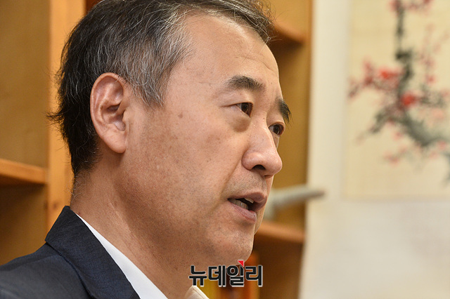 ▲ '사회정의를 바라는 전국 교수모임' 공동대표인 최원목 이화여대 교수가 13일 뉴데일리와 인터뷰하고 있다.ⓒ박성원 기자