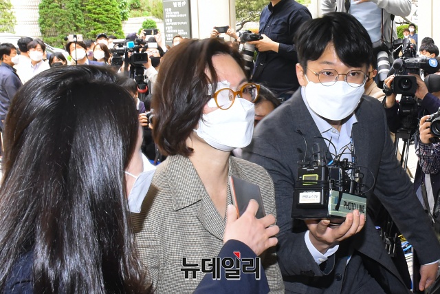 ▲ 조국 전 법무부 장관의 부인 정경심씨가 14일 서울중앙지법 형사25-2부(임정엽 부장판사) 심리로 열린 자신의 공판기일에 출석하고 있다. 정씨는 지난 10일 구속기간 만료로 석방됐다. ⓒ권창회 기자