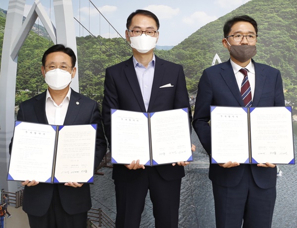 ▲ 충북도는 괴산군과 14일 괴산군청에서 ㈜엘마노와 괴산군 서부리 일원에 100억을 투자해 친환경 유기농식품 생산시설을 건립하기 위한 투자협약을 체결했다.ⓒ충북도