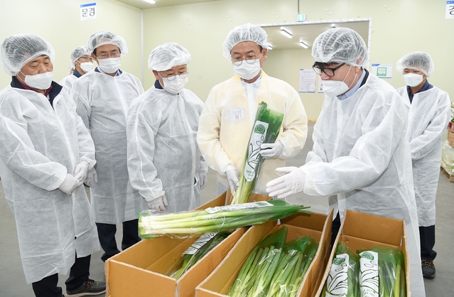 ▲ 이 지사(오른쪽 세번째)가 군위군 효령면에 위치한 경북광역학교급식센터를 찾아 초·중·고 개학연기로 판로가 막혔던 친환경농산물 소비촉진에 큰 힘이 된 센터 관계자들을 격려하고 애로사항을 들었다.ⓒ경북도