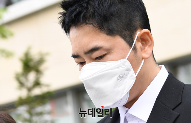 ▲ 배우 강지환(본명 조태규)이 14일 오후 경기 수원시 수원고등법원에서 항소심을 마친 직후 법원을 나서고 있다. 성폭행 혐의를 받고 있는 강지환은 1심에서 징역 2년 6월에 집행유예 3년을 선고 받은 바 있다. ⓒ경기 수원=정상윤 기자