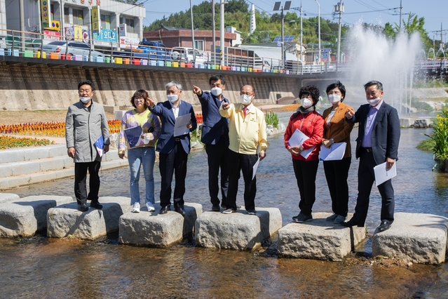 ▲ 경북도의회 문화환경위원회 위원들은 지난 13일 덕곡천 친수공간 조성사업 현장’에서 덕곡천과 다른 동해안의 명소를 역사·문화적 스토리로 연계해 보다 많은 관광객의 관심을 끌 수 있는 콘텐츠로 개발할 것을 주문했다.ⓒ경북도의회