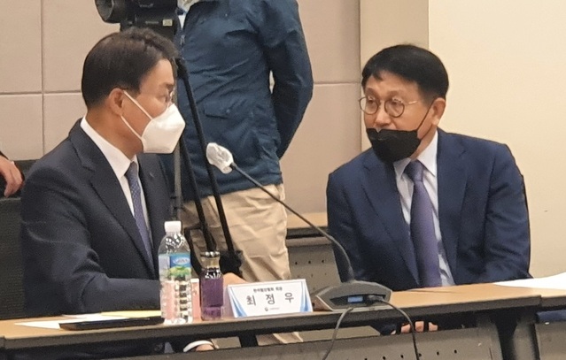 ▲ 최정우 포스코 회장(좌)과 안동일 현대제철 사장이 업계 현안에 대해 의견을 교환하고 있다.ⓒ뉴데일리