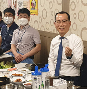 ▲ 노기경 본부장이 주변지역 소비진작 ‘1339 캠페인’동참을 인증하고 있다.ⓒ월성본부