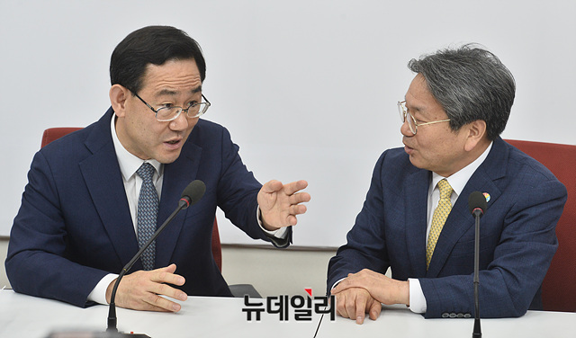 ▲ 주호영 미래통합당 신임 원내대표가 15일 오전 국회에서 강기정 청와대 정무수석과 접견해 환담을 나누고 있다.ⓒ박성원 기자