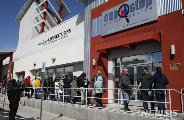 ▲ 미국의 한 고용센터 앞에 줄을 선 사람들. ⓒ뉴시스. 무단전재 및 재배포 금지.