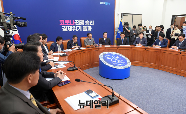 ▲ 정의기억연대와 윤미향 더불어민주당 당선자의 각종 논란을 두고 민주당 최고위에서 