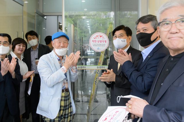 ▲ 세종시가 코로나19로 인해 어려움을 겪고 있는 소상공인들과 고통 분담을 위해 ‘착한 임대료 인하 캠페인’을 벌이고 있는 가운데 15일 아름동 청솔빌딩에서 착한 임대료 인하 캠페인에 동참한 임대인들을 격려하는 행사를 가졌다.ⓒ세종시