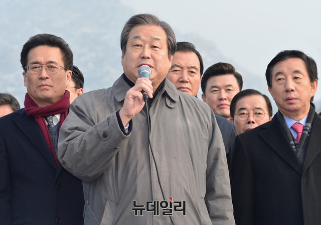 ▲ 김무성 미래통합당 의원이 지난 2018년 2월 23일 오전 청와대 앞 분수대에서 열린 '천안함 폭침 주범 김영철 방남 철회 촉구 기자회견'에서 발언하고 있다. ⓒ뉴데일리 DB