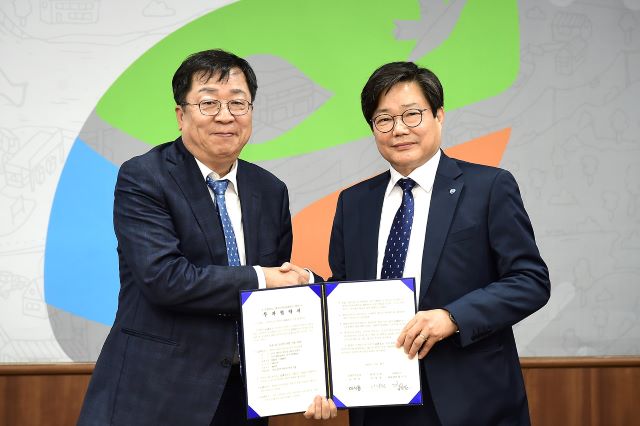 ▲ 제천시와 글로벌 토탈헬스케어 기업인 ㈜휴온스가 15일 제천시청 정책회의실에서 제2공장 신설에 대한 투자협약을 가졌다.ⓒ제천시