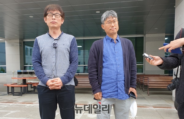 ▲ ‘정상혁 보은군수 주민소환운동본부’서승수 대표(왼쪽)와 홍승면 집행위원장이 15일 오후 4시 청주지방법원 법정동 앞에서 ‘정상혁 보은군수 주민소환 철회 및 주민소환법 개정 촉구’ 기자회견을 열어 기자들의 질문에 답하고 있다.ⓒ박근주 기자