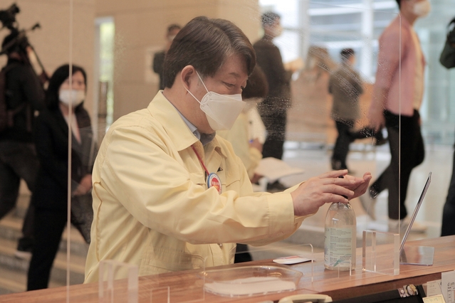 ▲ 모의훈련에 참석한 권영진 대구시장은 “시민들이 안전하고 불편 없이 전시, 공연 등 다양한 예술을 향유할 수 있도록 관람객들의 마스크 착용, 2미터 거리 유지, 손 소독 등 안전한 관람 환경 조성을 위해 끝까지 힘써 달라”고 당부했다.ⓒ대구미술관