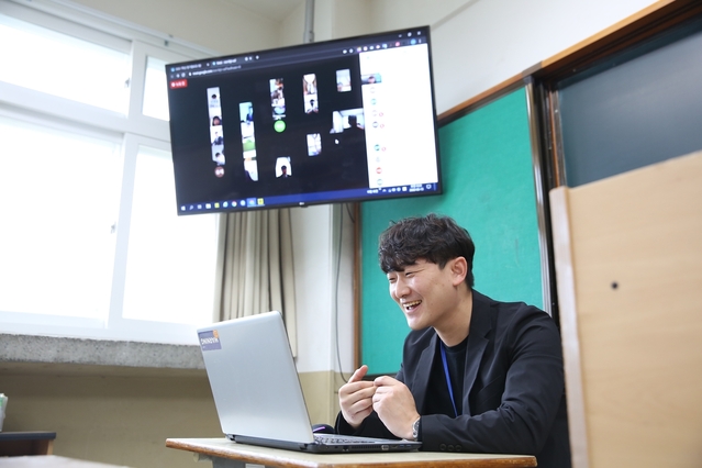 ▲ 영남공업고등학교는 15일 스승의 날을 기념해 ‘스승의 은혜’를 함께 부르는 온라인 스승의 날 기념식을 개최했다.ⓒ대구시교육청