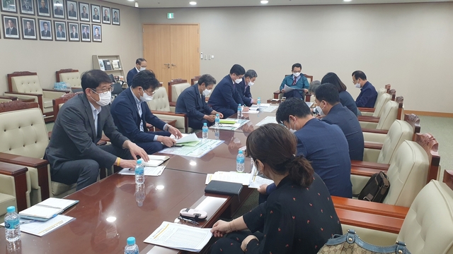 ▲ 달성군은 지난 14일 코로나19 사태로 휴관 중인 달성복지재단 산하 사회복지시설장과 함께 재개관 대비 간담회를 개최했다.ⓒ달성군