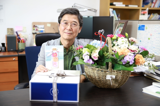 ▲ 지난 14일 스승의 날을 맞아 진행된 대구대 SNS 이벤트를 통해 학생 감사 편지와 꽃다발, 케이크를 전달받은 윤만희 교수가 기념사진을 찍고 있다.ⓒ대구대