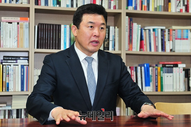 ▲ 본지와 인터뷰 중인 윤영석 의원. 그는 21대 총선 참패의 이유를 전체적인 '판짜기' 실패라고 분석했다. ⓒ권창회 기자