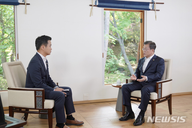 ▲ 문재인 대통령이 지난 12일 청와대 상춘재에서 40주년을 맞은 5.18 민주화 운동 관련해 광주 MBC와 인터뷰를 하고 있다. (사진=청와대 제공)ⓒ뉴시스