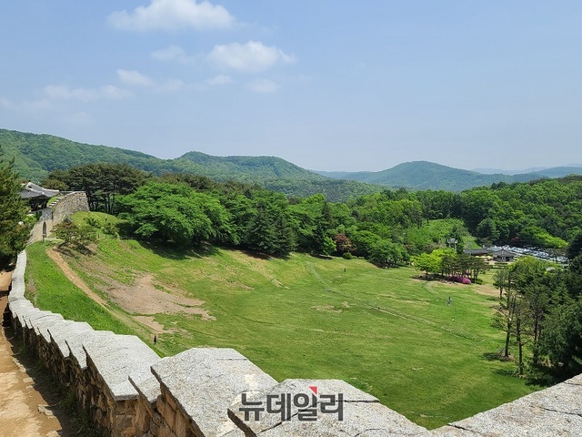 ▲ 충북 청주 상당산성 남문과 광장 전경.ⓒ김정원 기자