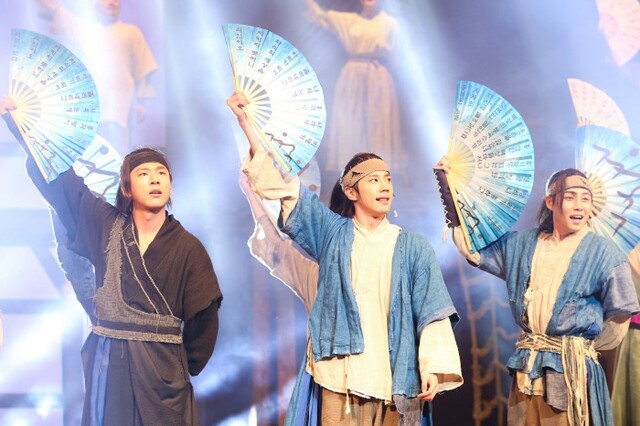 ▲ 뮤지컬 '스웨그에이지: 외쳐, 조선!' 잔칫날 공연 모습.ⓒPL엔터테인먼트