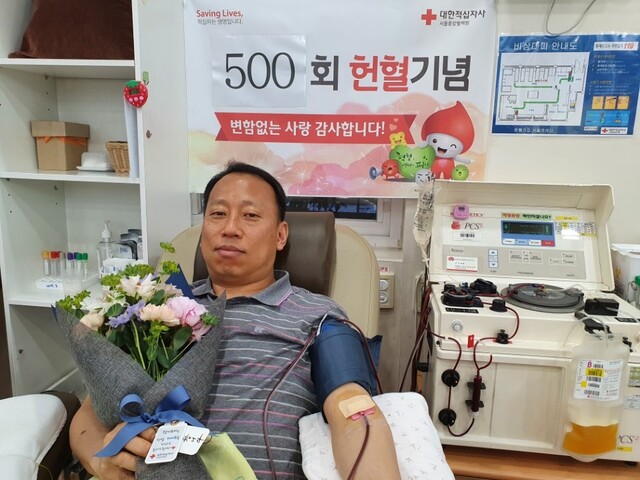 ▲ 정기태 이대목동병원 이송기사가 헌혈 500회를 달성했다. ⓒ이대목동병원