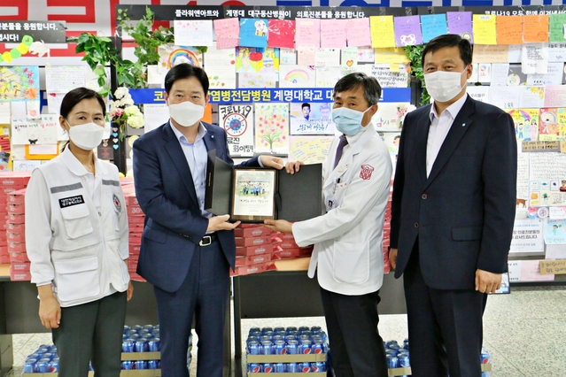 ▲ 우리은행 대구경북서부 영업본부장과 대한적십자사 대구지사 사무처장은 지난 14일 대구동산병원을 방문해 코로나19 확산 방지를 위해 최일선에서 고군분투한 의료진에게 존경의 마음을 담은 감사패와 간식을 전달했다. (왼쪽부터)박선영 대한적십자사 대구지사 사무처장, 이재동 대구경북서부 영업본부장, 서영성 대구동산병원장, 장재선 우리은행 평리동 지점장.ⓒ우리금융