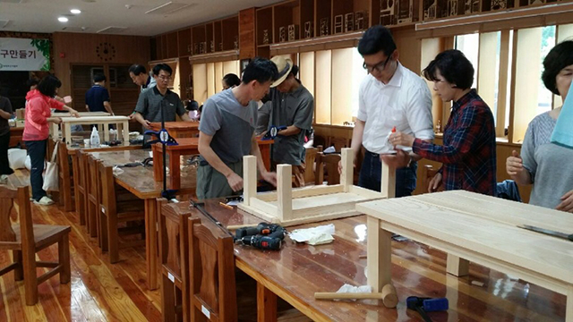 ▲ 목재문화체험장의 우리집 가구만들기 체험 장면.ⓒ봉화군